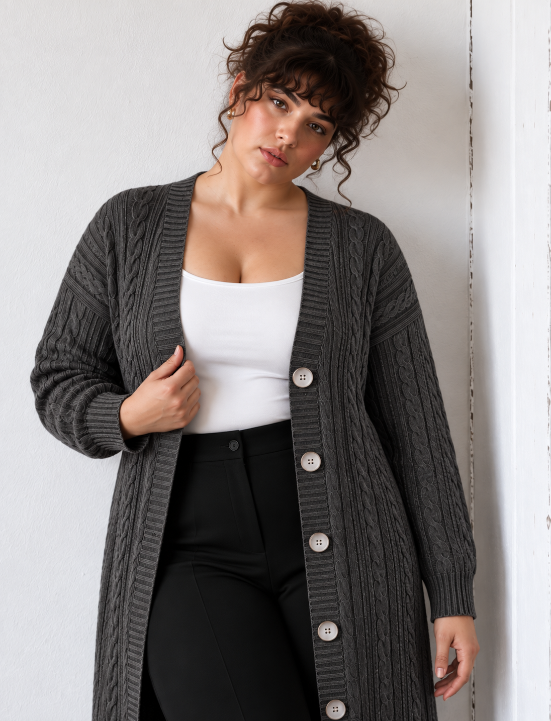 Produktfoto: Lange Damenstrickjacke mit Zopfmuster und Knöpfen, große Größen
