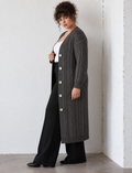 Lange Damenstrickjacke mit Zopfmuster und Knöpfen, große Größen