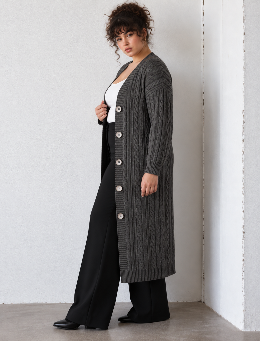 Lange Damenstrickjacke mit Zopfmuster und Knöpfen, große Größen
