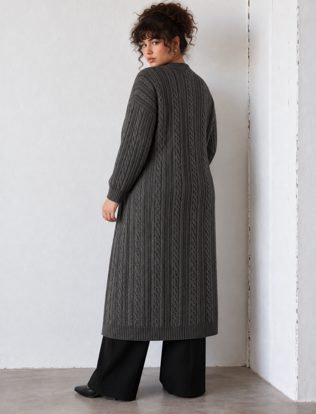 Produktfoto: Lange Damenstrickjacke mit Zopfmuster und Knöpfen, große Größen