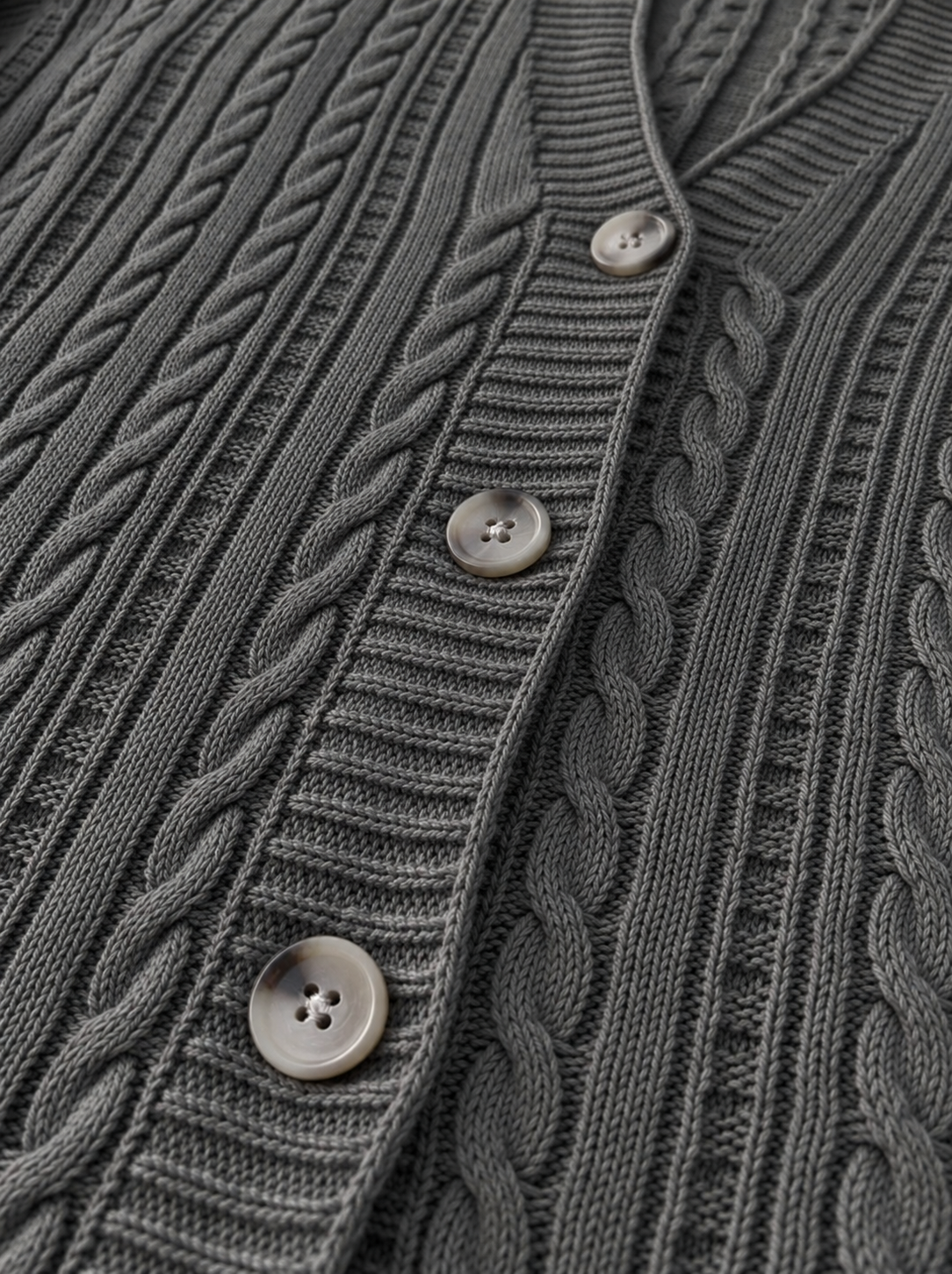 Produktfoto: Lange Damenstrickjacke mit Zopfmuster und Knöpfen, große Größen