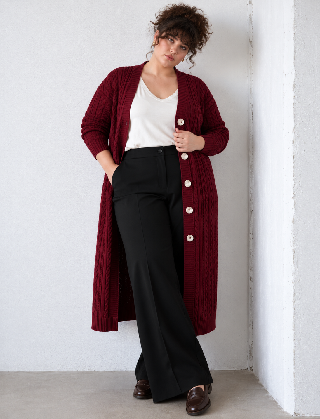 Produktfoto: Lange Damenstrickjacke mit Zopfmuster und Knöpfen, große Größen