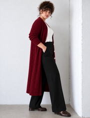 Produktfoto: Lange Damenstrickjacke mit Zopfmuster und Knöpfen, große Größen