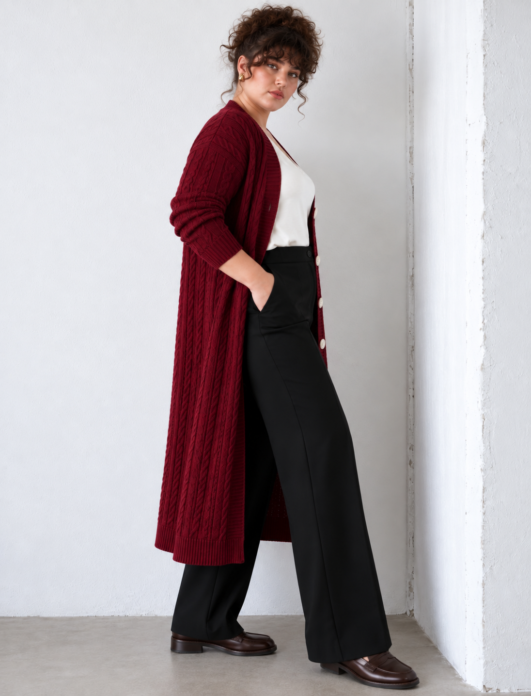 Lange Damenstrickjacke mit Zopfmuster und Knöpfen, große Größen
