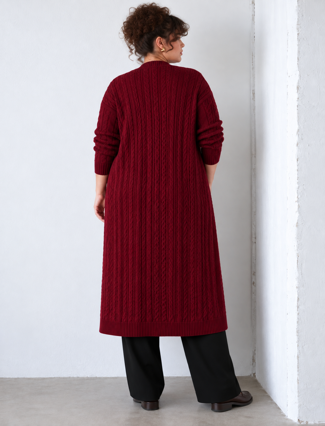Lange Damenstrickjacke mit Zopfmuster und Knöpfen, große Größen