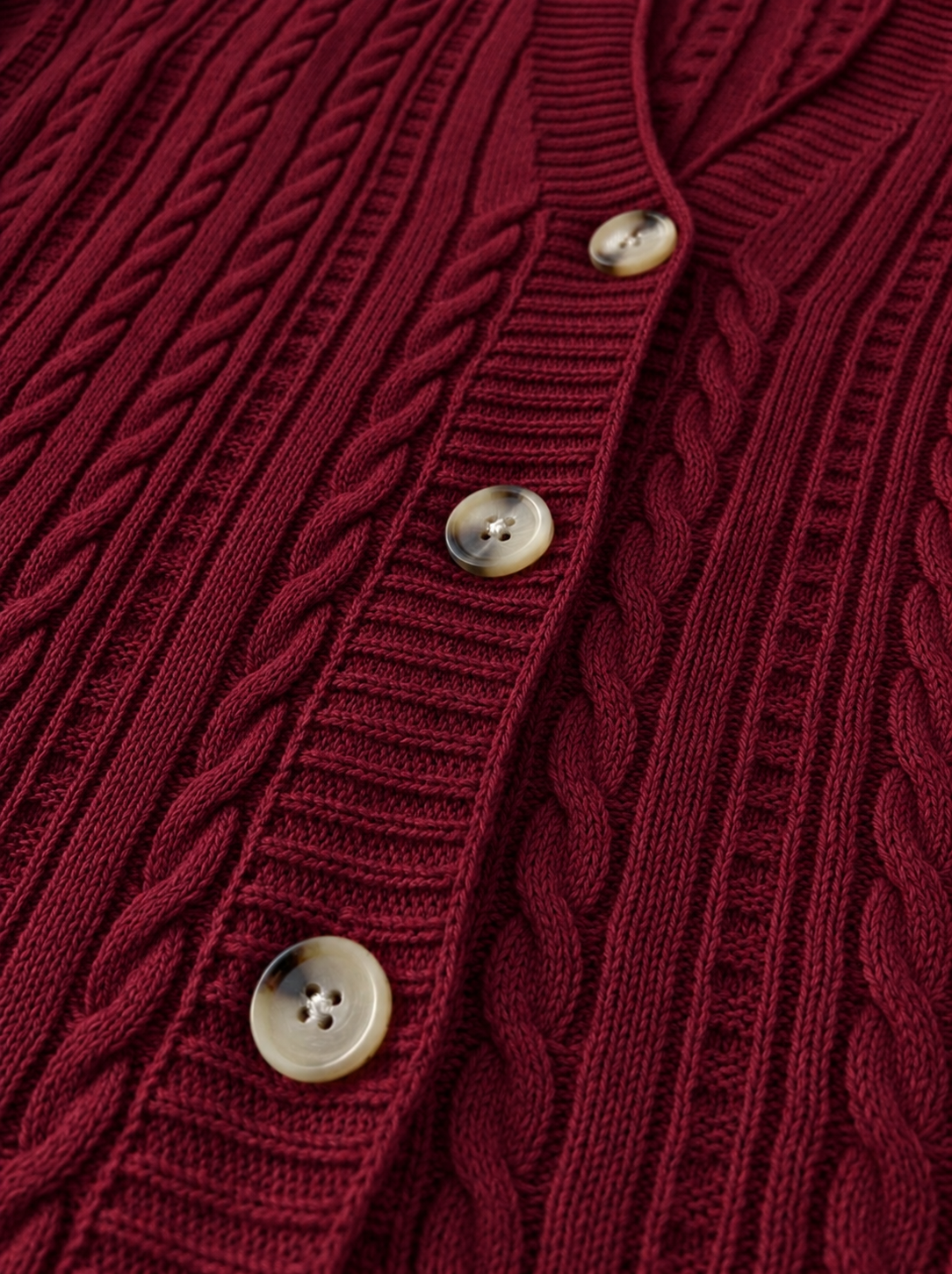 Lange Damenstrickjacke mit Zopfmuster und Knöpfen, große Größen