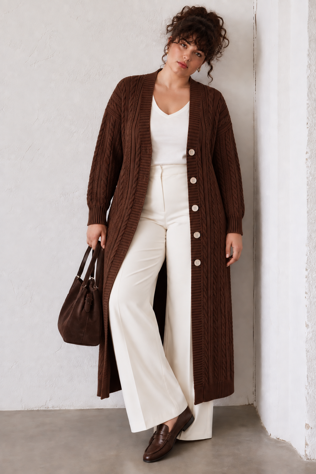 Produktfoto: Lange Damenstrickjacke mit Zopfmuster und Knöpfen, große Größen