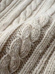 Produktfoto: Lange Damenstrickjacke mit Zopfmuster und Knöpfen, große Größen