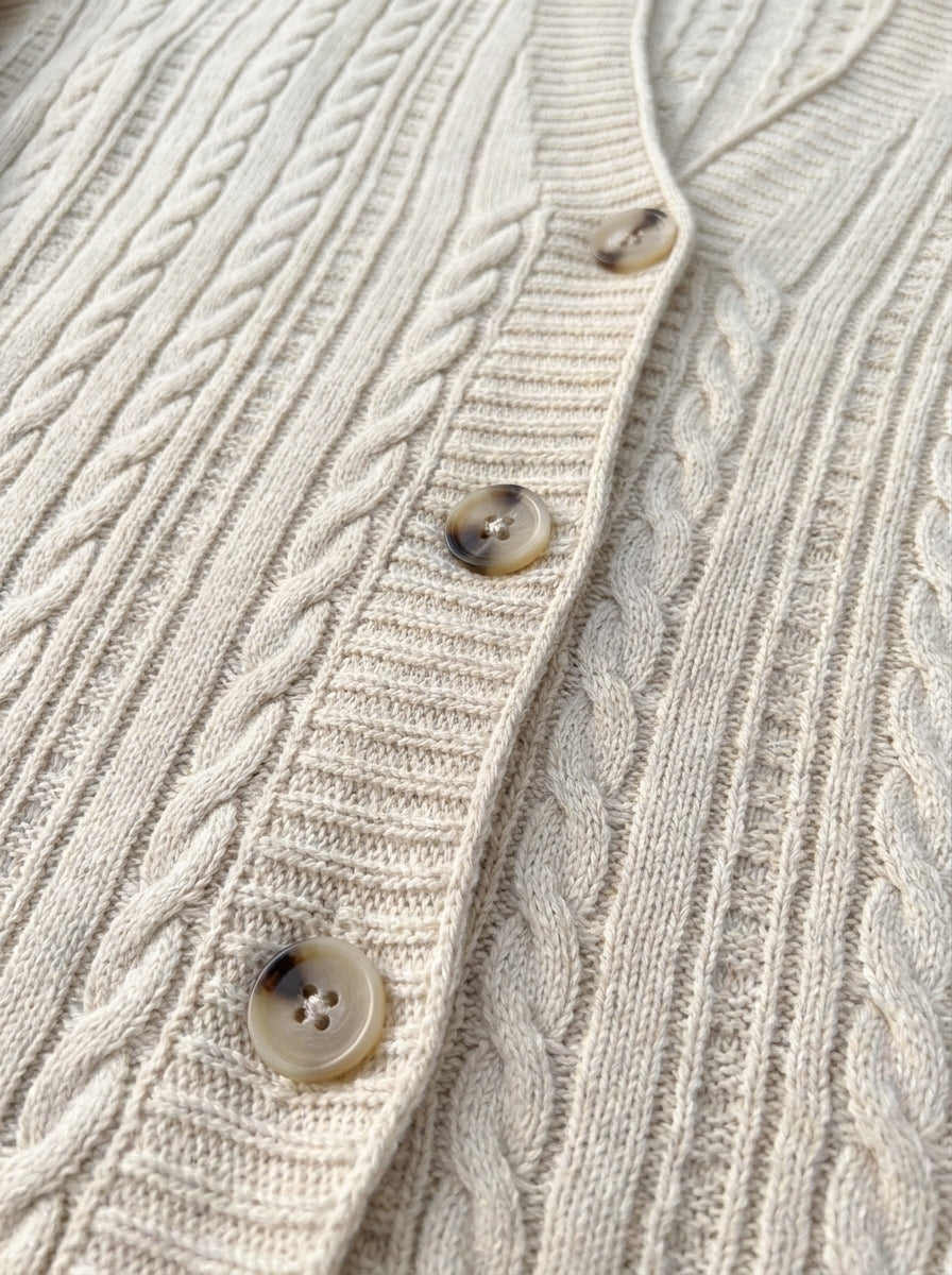 Lange Damenstrickjacke mit Zopfmuster und Knöpfen, große Größen
