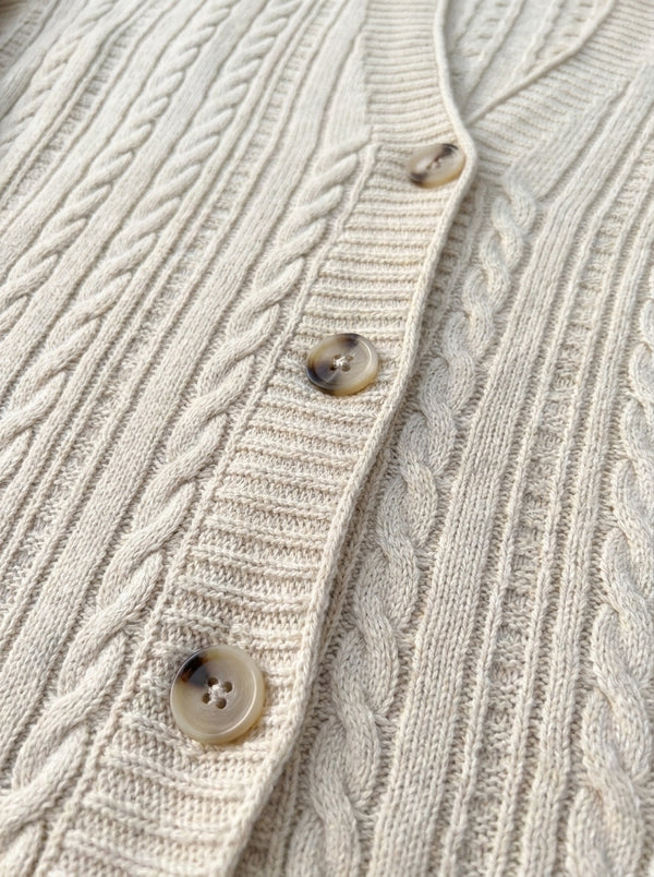 Lange Damenstrickjacke mit Zopfmuster und Knöpfen, große Größen