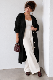 Produktfoto: Lange Damenstrickjacke mit Zopfmuster und Knöpfen, große Größen