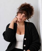 Produktfoto: Lange Damenstrickjacke mit Zopfmuster und Knöpfen, große Größen