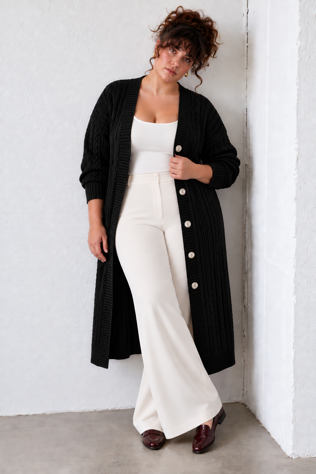 Lange Damenstrickjacke mit Zopfmuster und Knöpfen, große Größen