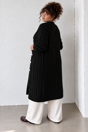Produktfoto: Lange Damenstrickjacke mit Zopfmuster und Knöpfen, große Größen