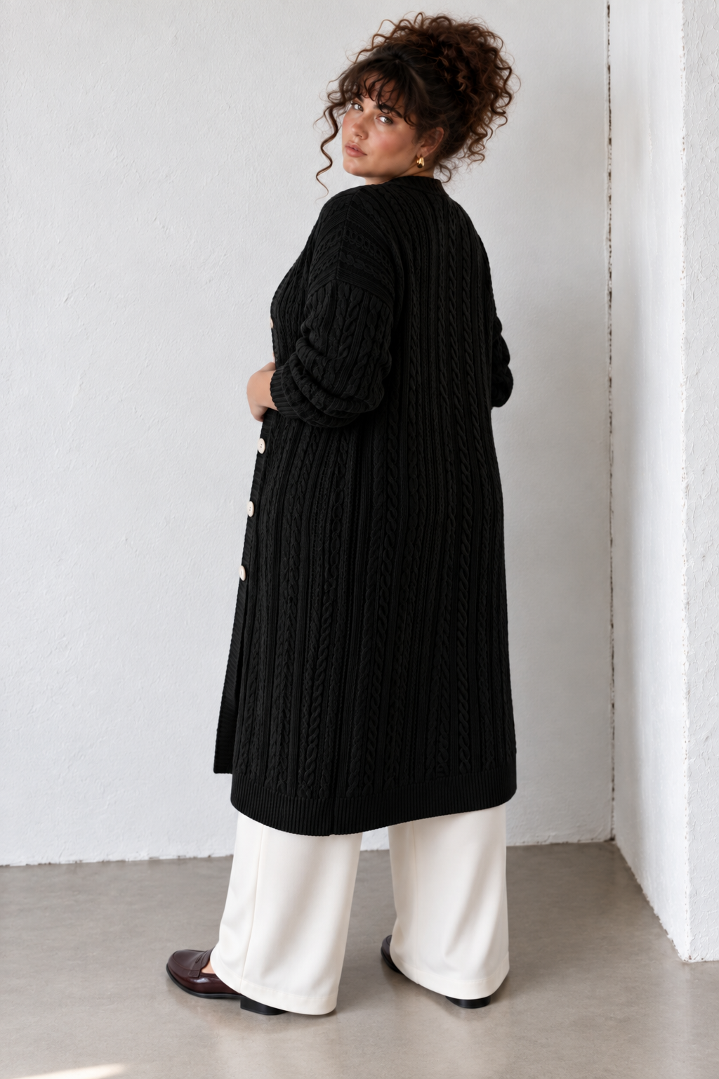 Lange Damenstrickjacke mit Zopfmuster und Knöpfen, große Größen