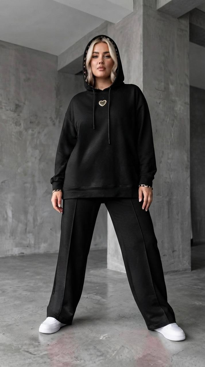 طقم رياضي أسود نسائي بمقاسات كبيرة وتفاصيل ليوبارد وبنطال واسع من نسيج خيطين