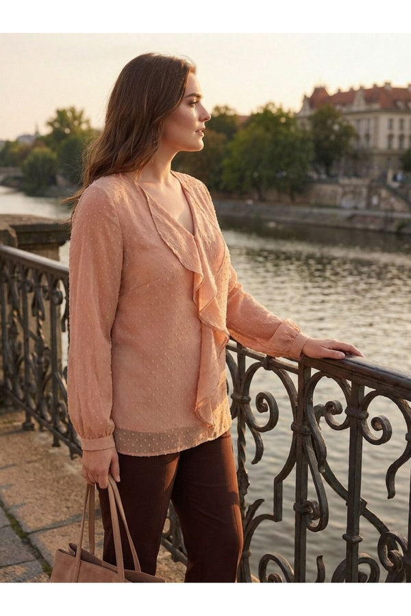 Blusa rosa de gasa con volantes y forro talla grande