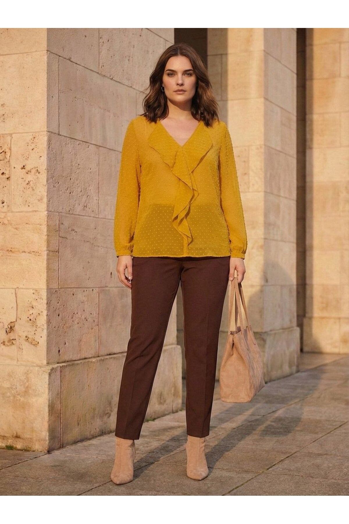Blusa rosa de gasa con volantes y forro talla grande