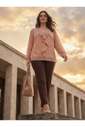 Blusa rosa de gasa con volantes y forro talla grande