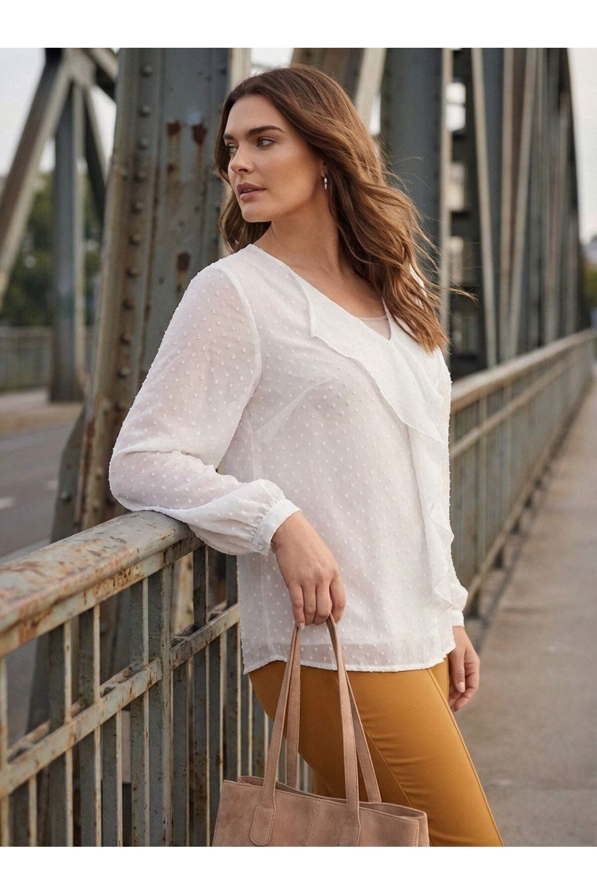 Blusa rosa de gasa con volantes y forro talla grande
