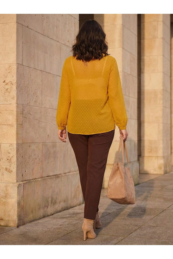Blusa rosa de gasa con volantes y forro talla grande