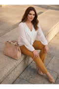 Blusa rosa de gasa con volantes y forro talla grande