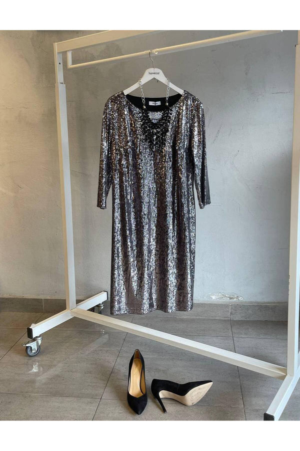 Yeni Yılın Yıldızı: Parıltılı Büyük Beden Elbiselerimizle Göz Kamaştırın!