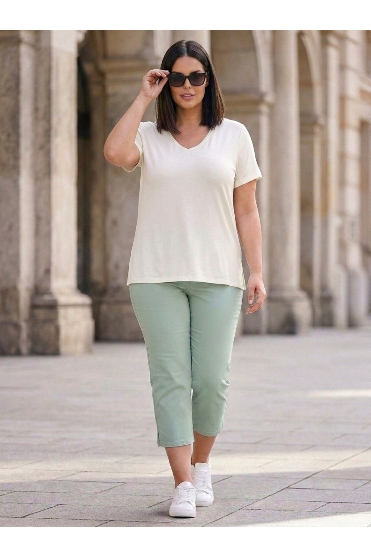 Damen-T-Shirt aus Baumwolle und Viskose mit V-Ausschnitt und Seitenschlitzen, große Größen