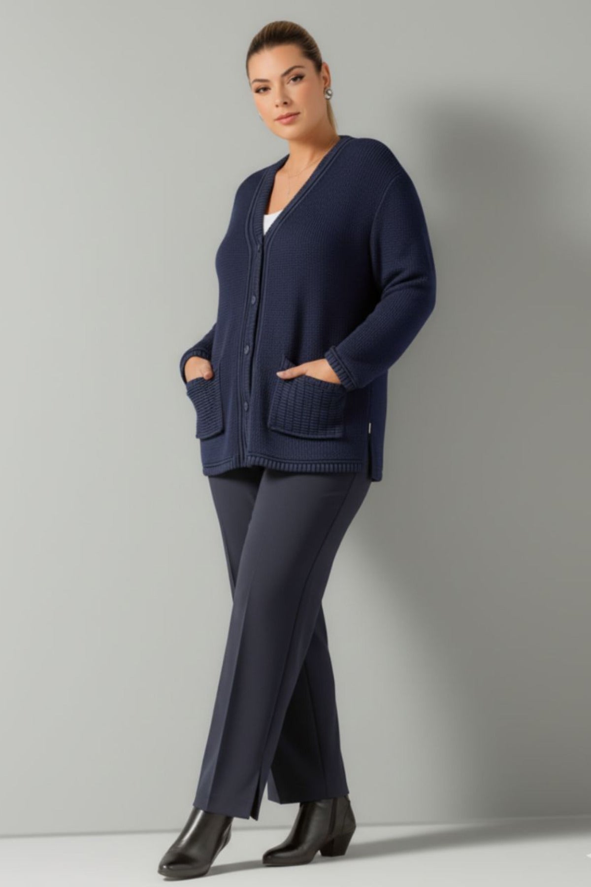 Strickjacke in großen Größen mit Biesen-Details