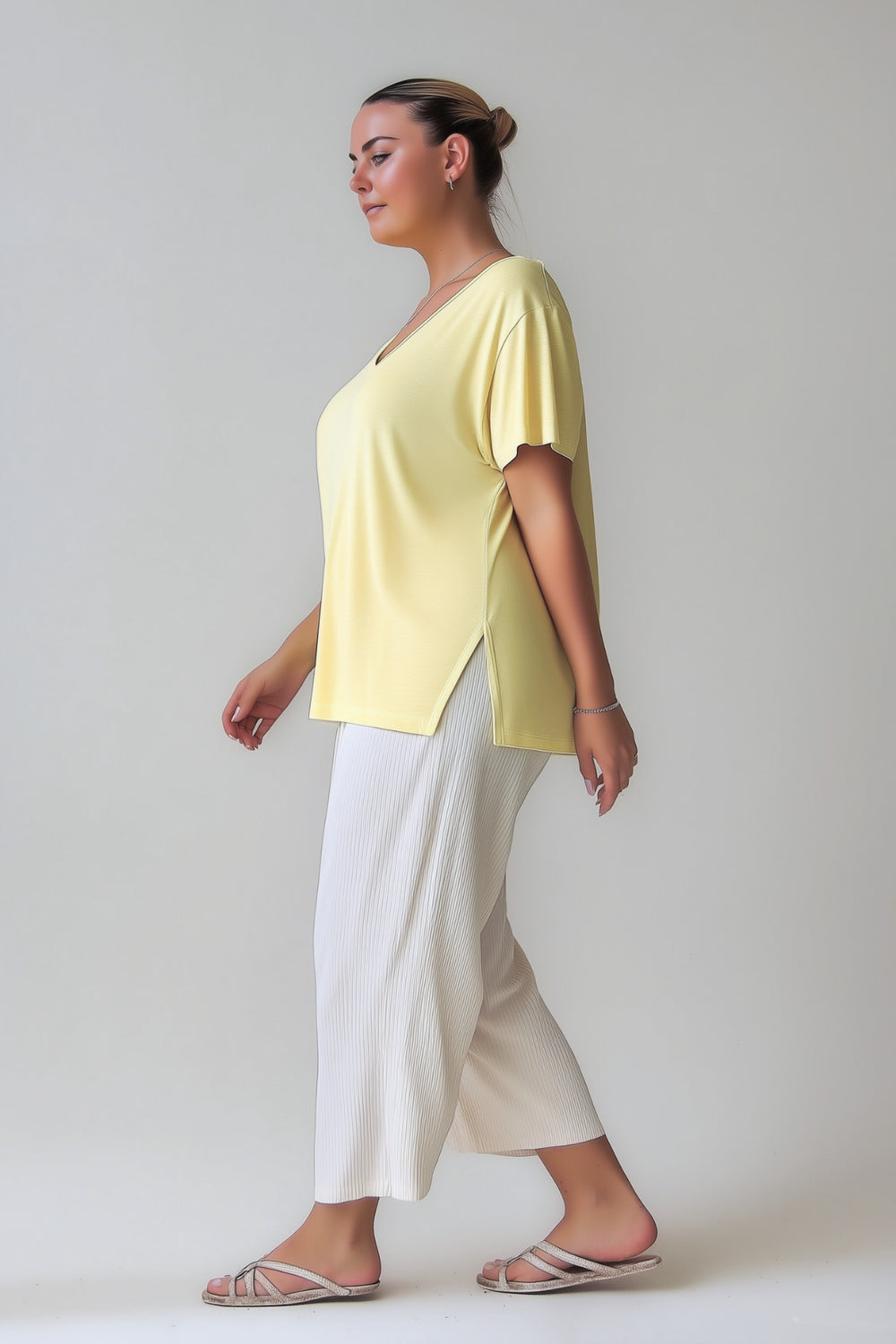 Не ограничивайте себя в комфорте: базовая футболка с V-образным вырезом - Image 10