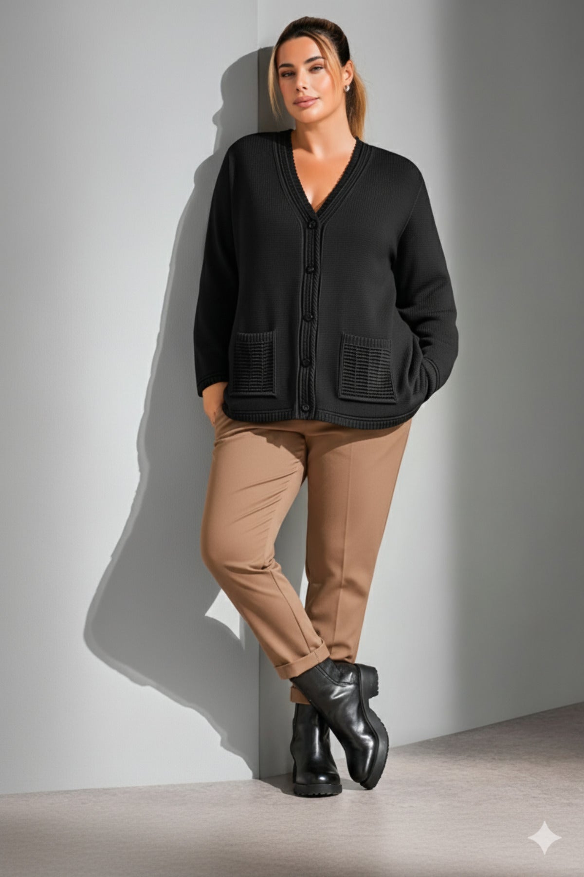 Strickjacke in großen Größen mit Biesen-Details