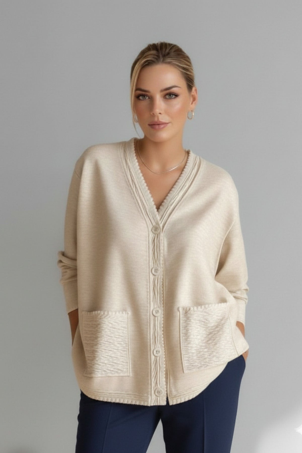Strickjacke in großen Größen mit Biesen-Details