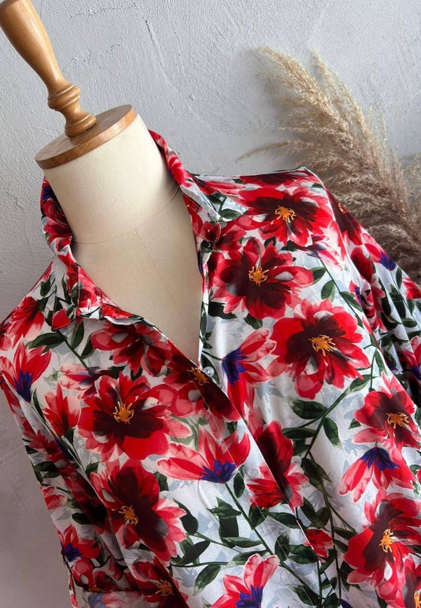 Büyük beden kadınlar için kırmızı çiçek desenli şık bir gömlek.