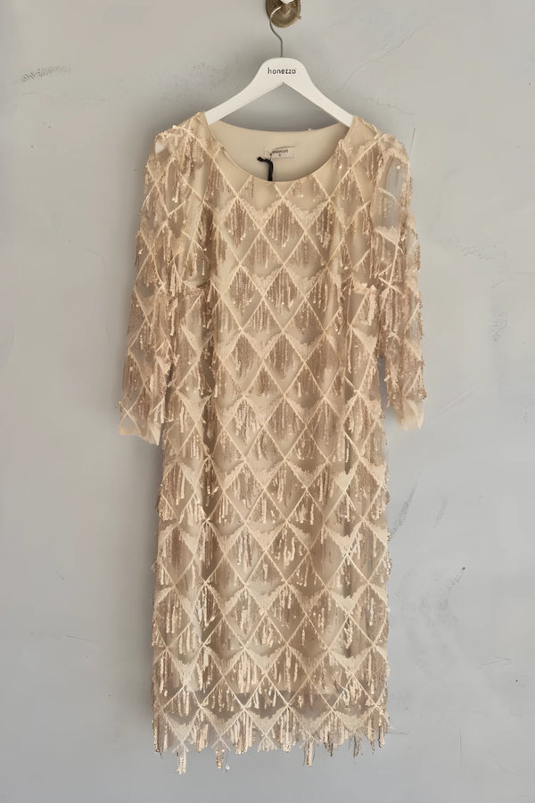 Elbise büyük beden kadın için zarif, payetli ve şık bir tasarım.