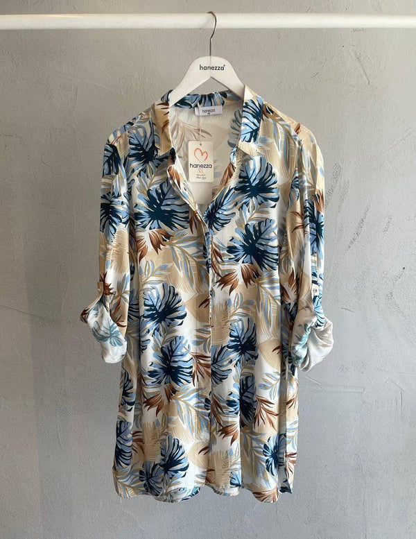 Büyük beden kadınlar için tropikal desenli, rahat bir gömlek.