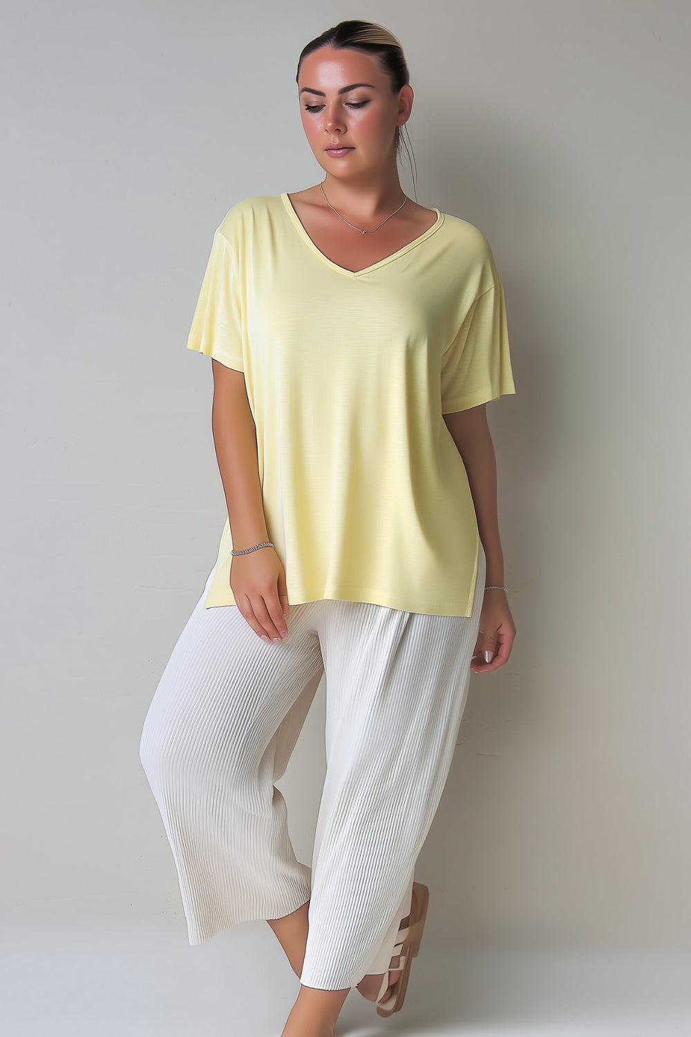 Comodidad sin límites: Camiseta básica con cuello en V - Image 56