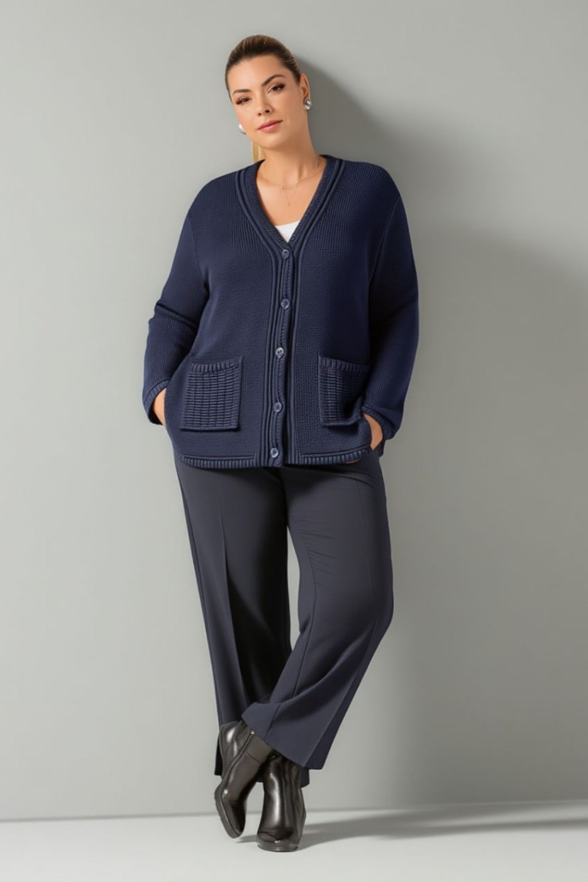 Strickjacke in großen Größen mit Biesen-Details