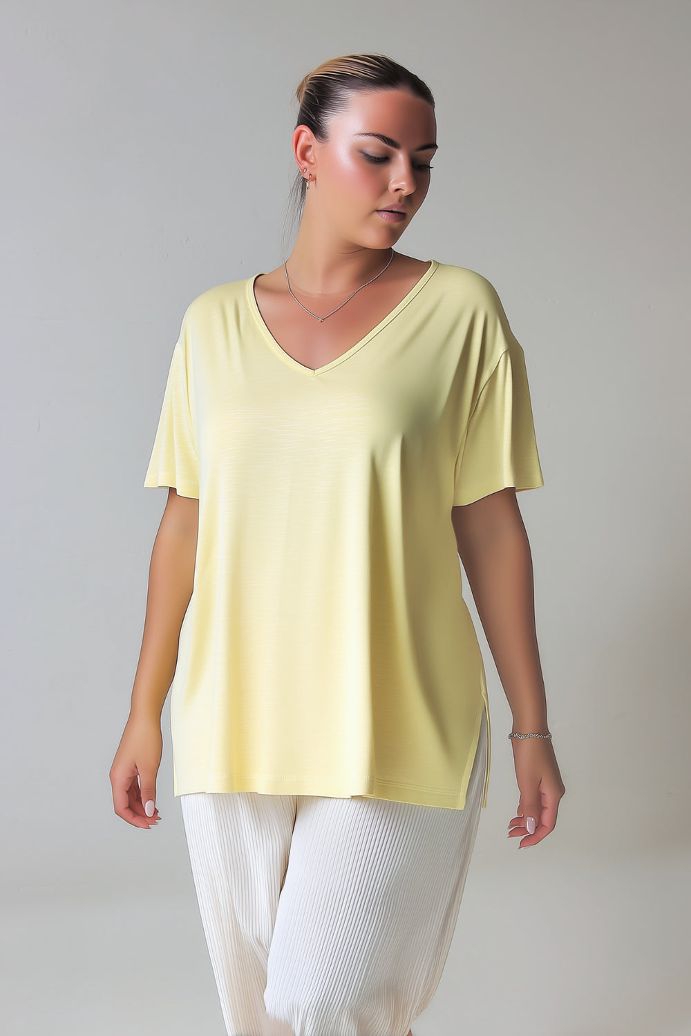 Comodidad sin límites: Camiseta básica con cuello en V - Image 52