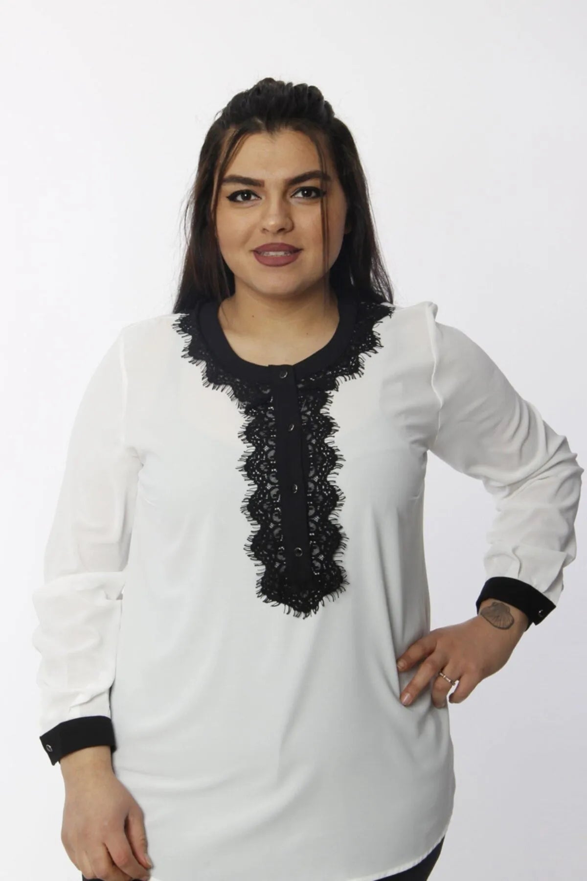 Büyük Beden Kadın Bisiklet Yaka Patlı Bluz Beyaz Siyah dantel detaylı