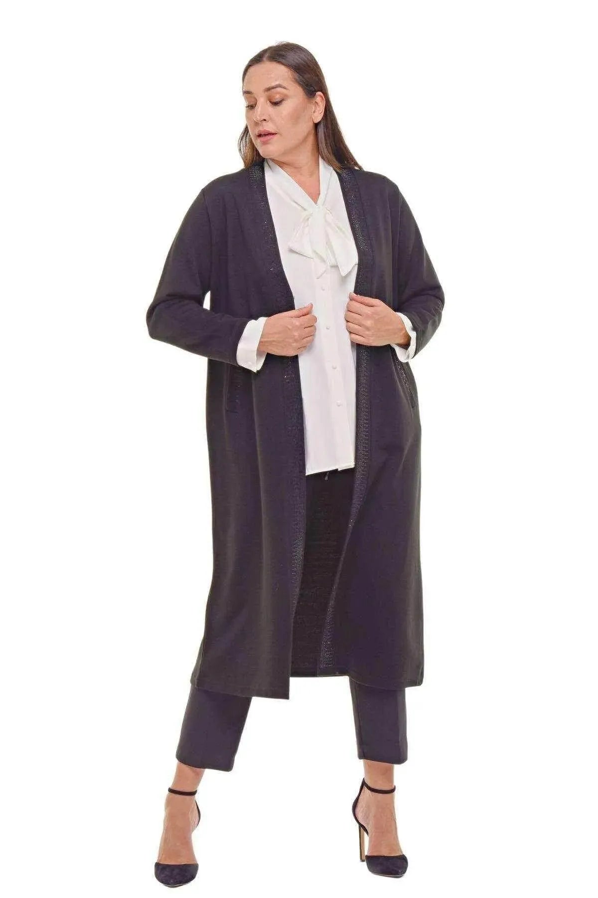 Mode und Komfort: Große Strickjacke - Besonderer Touch mit Steindetail