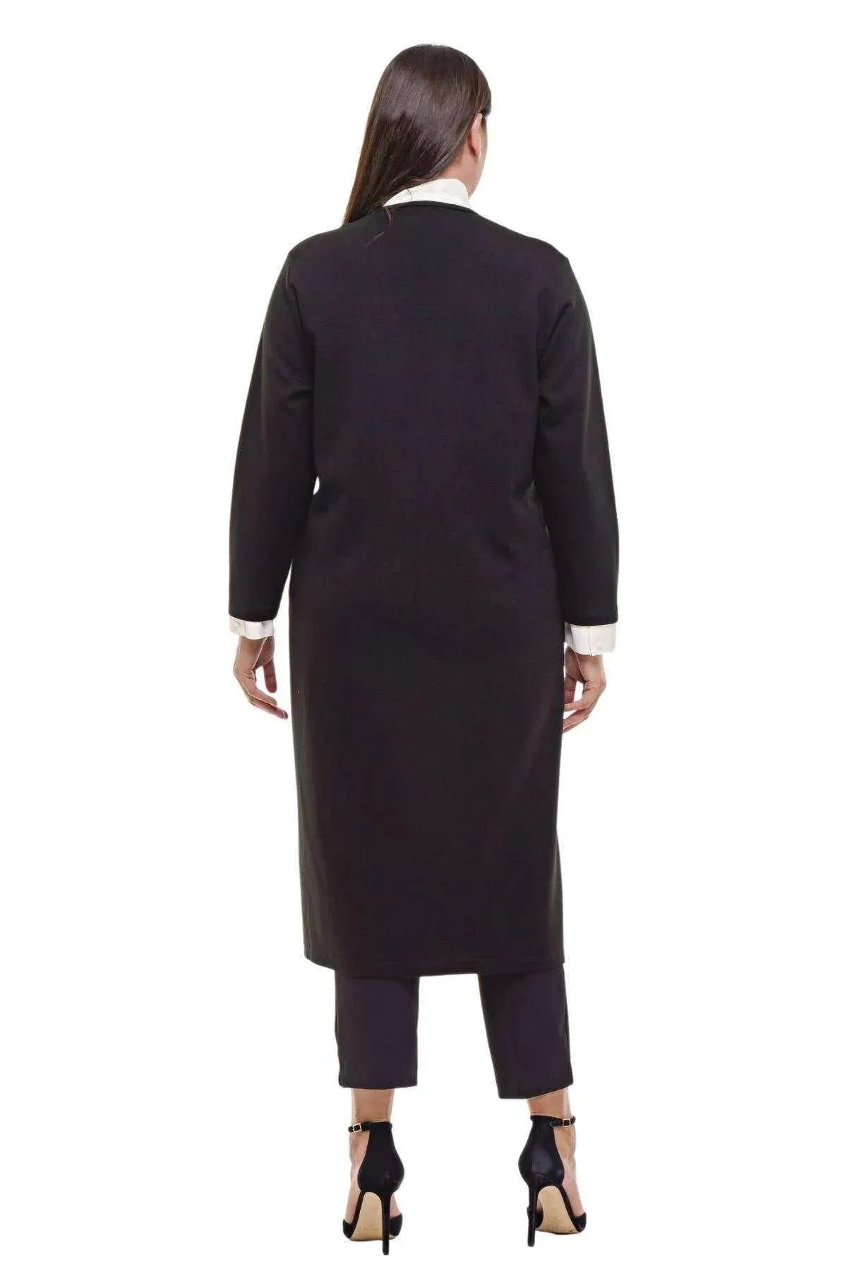 Mode und Komfort: Große Strickjacke - Besonderer Touch mit Steindetail