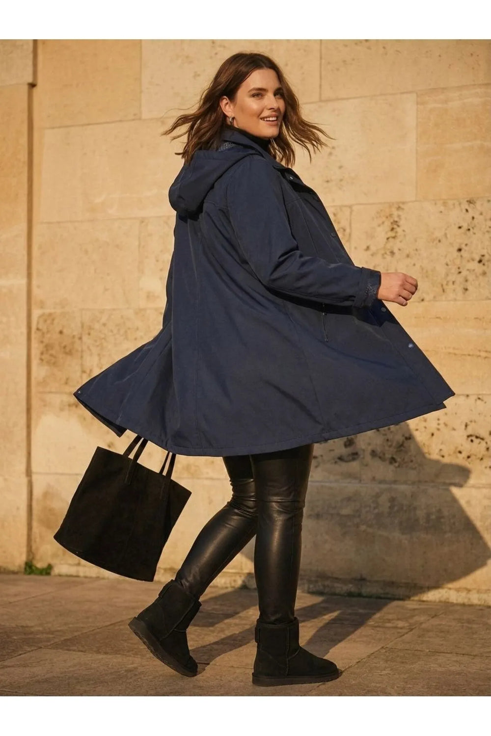 Женский тренчкот больших размеров с капюшоном из бондированного материала — на подкладке - Image 17