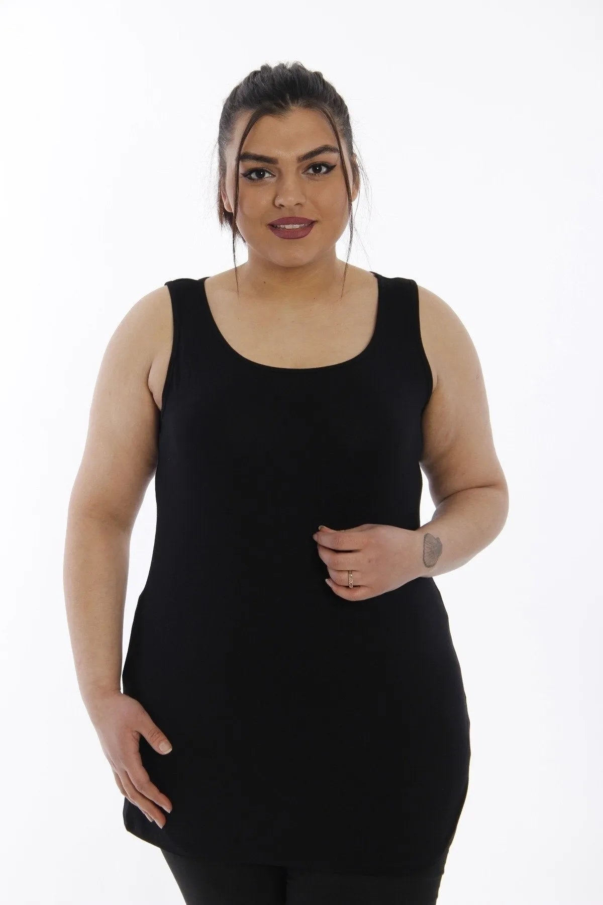 Büyük Beden Kadın Büyük Beden Kadın Pamuklu Viskon Kumaş Geniş Askılı Basic T-shirt ( Sertifikalı Kumaş ) Büyük Beden T-Shirt Siyah Düz