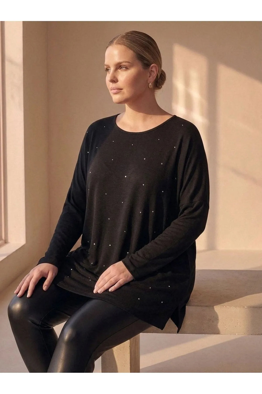 Damen Oversize-Bluse in Übergröße mit edler Perlenstickerei – Schwarz - Image 3