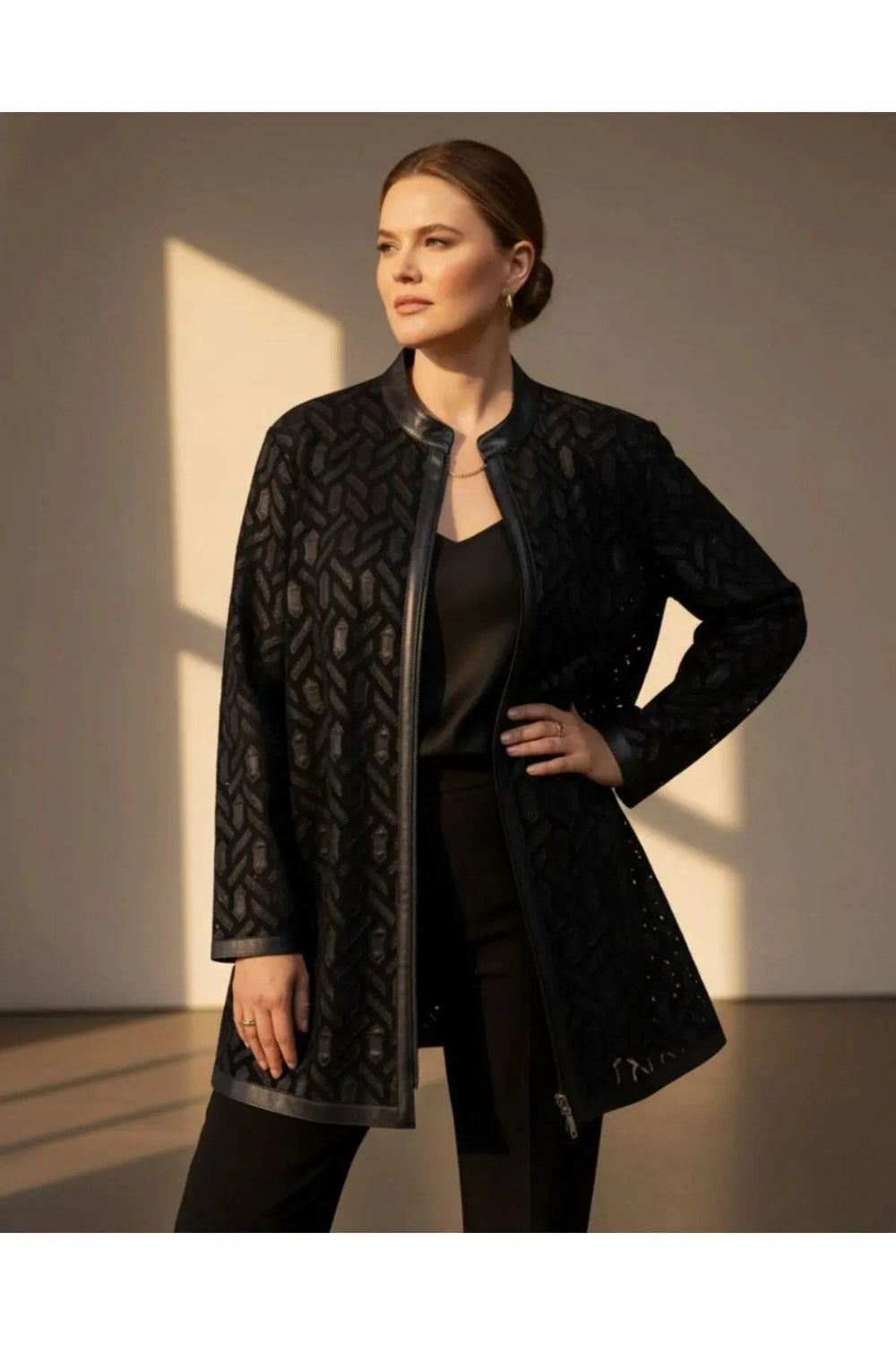 Женский черный жакет больших размеров с геометрическим принтом и кожаной отделкой - Image 2
