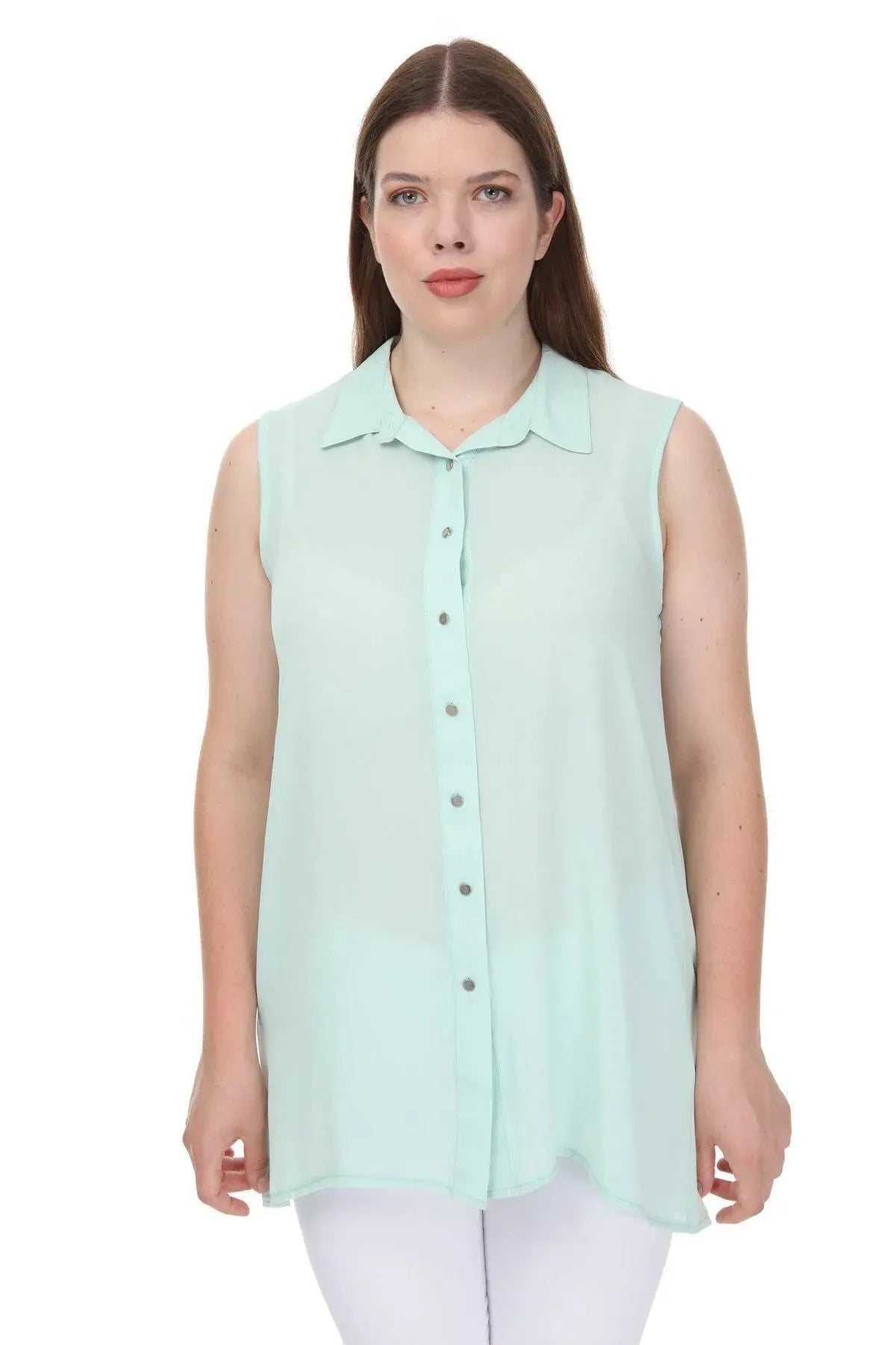 أناقة المقاسات الكبيرة: طوق Sقميص كريب بدون أكمام | هانيزا