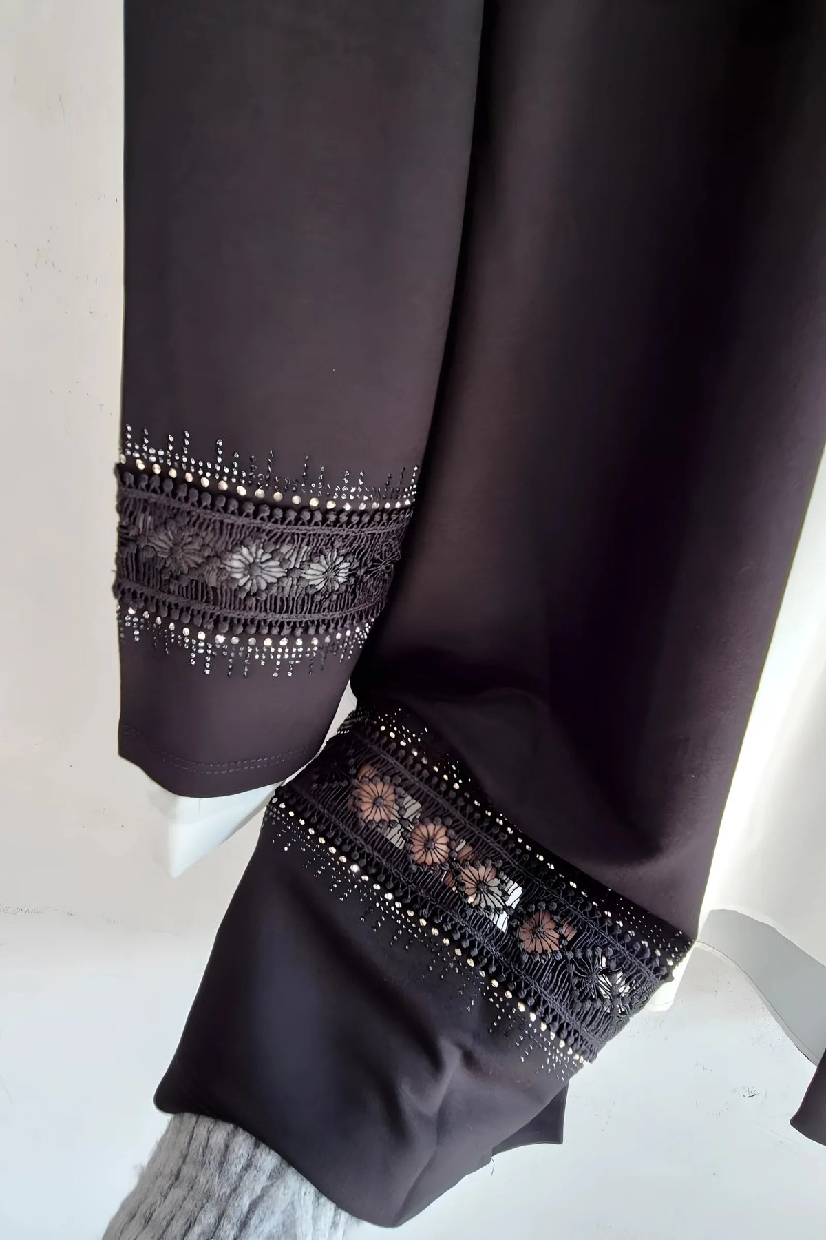 Plus Size Damen-Strickjacke aus schwarzer Viscose mit Schmucksteinen und Guipüre-Spitze