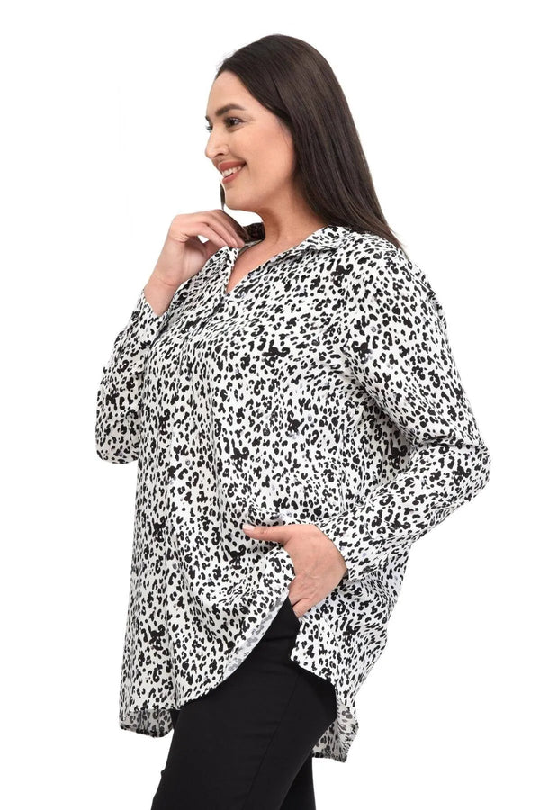 بلوزة مقاس كبير بنقشة جلد الفهد: تجتمع فيها الأناقة والراحة