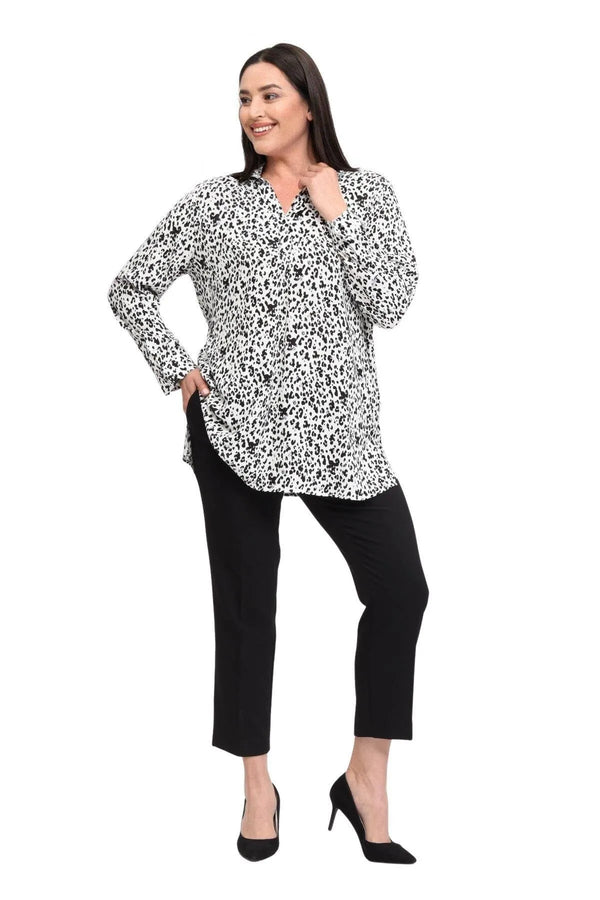 بلوزة مقاس كبير بنقشة جلد الفهد: تجتمع فيها الأناقة والراحة
