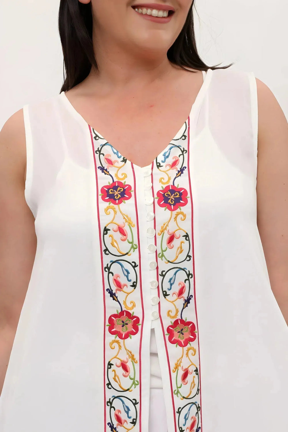 Жилет больших размеров из крепа с вышивкой — Черно-белые летние образы - Image 2